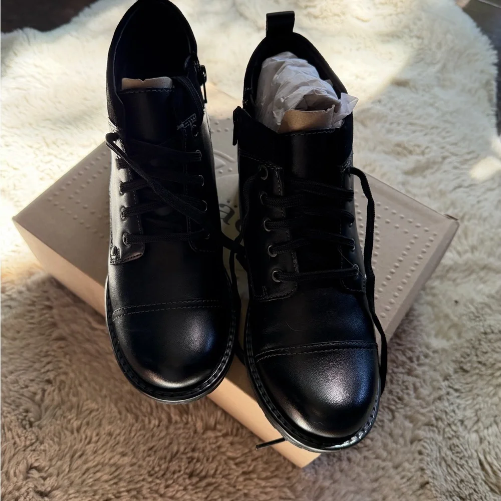 Taos Mini Crave Black Leather Lace-Up Ankle Boots - Picture 2 of 6